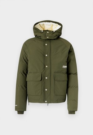 Olivgrüne Steppjacke mit Kapuze, ausgestattet mit Reißverschluss, Druckknöpfen, zwei Fronttaschen und einem kontrastierenden cremefarbenen Innenfutter.