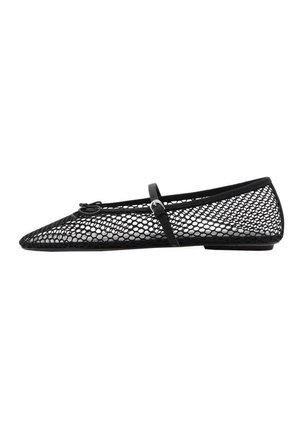 Zapatilla de ballet plana negra con diseño de malla en forma de panal, punta puntiaguda, detalle de lazo y tira delgada con hebilla plateada sobre fondo blanco.