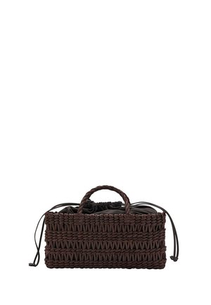 Sac à main rectangulaire tissé marron foncé avec deux petites poignées et une pochette en tissu noire à cordon à l'intérieur.