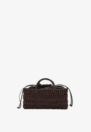 Sac à main rectangulaire tissé marron foncé avec deux petites poignées et une pochette en tissu noire à cordon à l'intérieur.