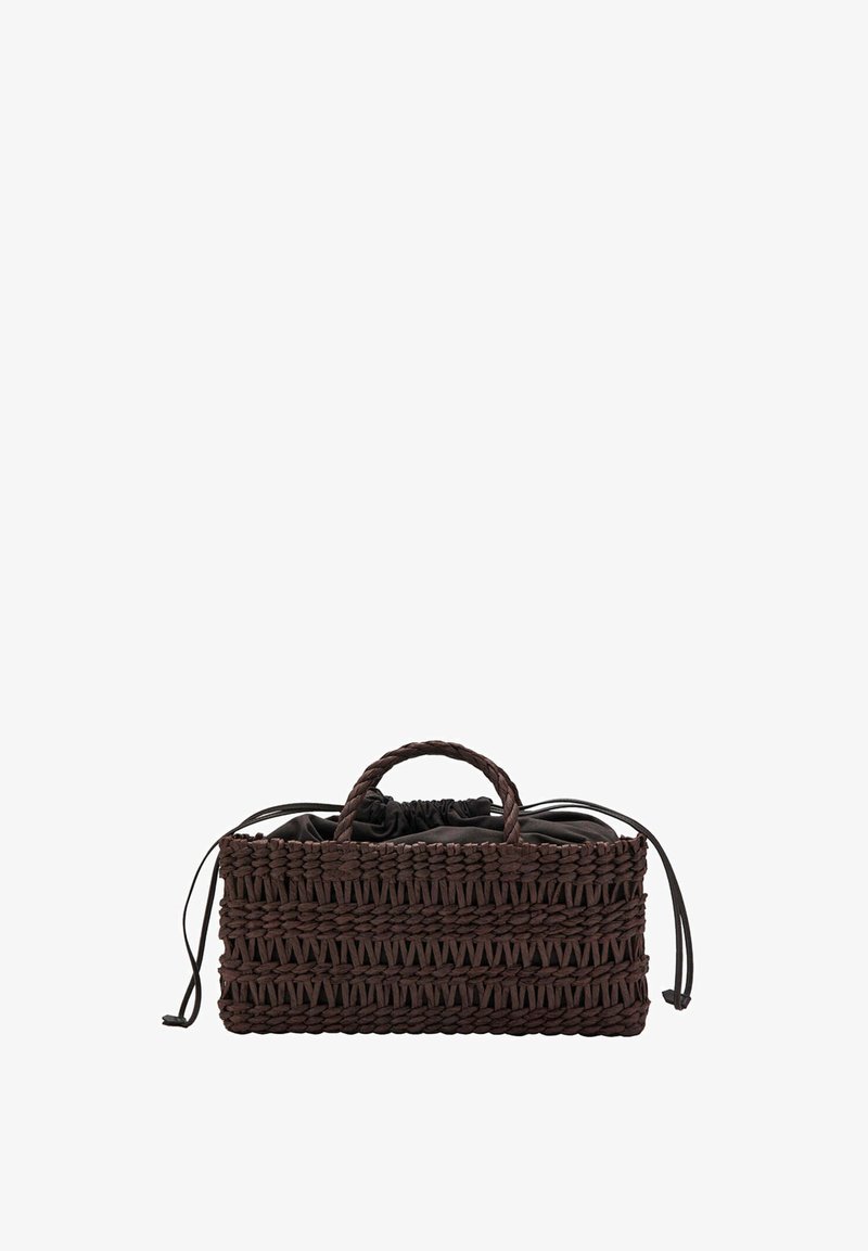 Sac à main rectangulaire tissé marron foncé avec deux petites poignées et une pochette en tissu noire à cordon à l'intérieur.