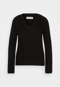 Schwarzer, gestrickter Pullover mit langen Ärmeln, V-Ausschnitt und gerippter Textur, flach ausgelegt mit Marc O’Polo Etikett im Kragen.