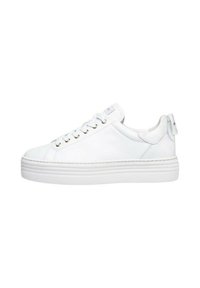 Sneaker bianco in pelle con punta rotonda, suola piatta, occhielli in metallo e linguetta sul tallone. Texture liscia e design minimalista.