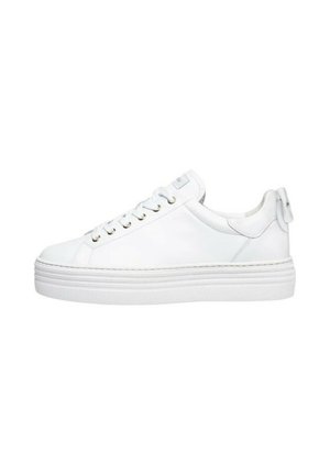 Sneaker bianco in pelle con punta rotonda, suola piatta, occhielli in metallo e linguetta sul tallone. Texture liscia e design minimalista.