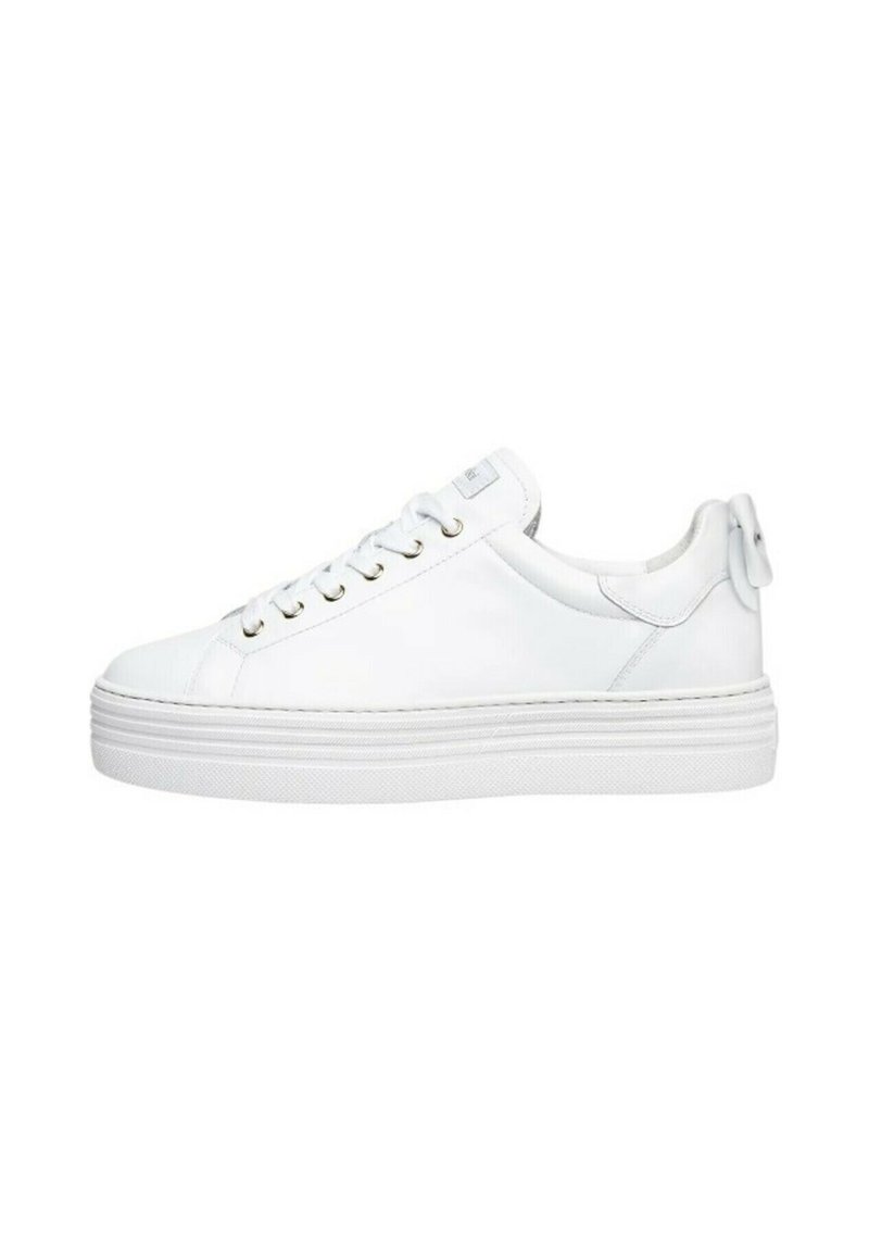 Sneaker bianco in pelle con punta rotonda, suola piatta, occhielli in metallo e linguetta sul tallone. Texture liscia e design minimalista.