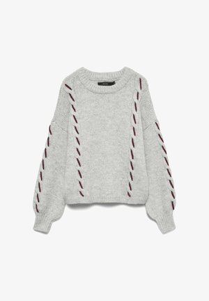 Suéter gris claro con un ajuste holgado, que presenta cordones decorativos color burdeos a lo largo de las mangas. Hecho de un suave material de punto texturizado.