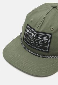 Cappello verde oliva con visiera piatta, dotato di una toppa rettangolare nera e di un accento grigio intrecciato lungo la visiera. Realizzato in tessuto testurizzato.