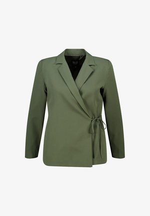 Olijfgroene wrapblazer met een diepe V-hals, lange mouwen en een strik in de taille. Glide textuur met een getailleerde pasvorm en reverskraag.