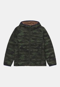 Giacca puffer mimetica con zip anteriore, cappuccio e polsini a coste. Il colore principale è verde scuro con accenti neri; l'interno è marrone.