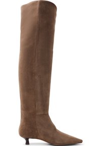 Stivale marrone in suede sopra il ginocchio con punta affusolata e tacco kitten. Texture liscia e linee pulite, con dettagli di design minimi.