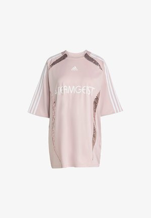 Top sportivo oversized rosa Adidas con lettering bianco "TEAMGEIST", dettagli in paillettes ai lati e tre strisce bianche sulle maniche.