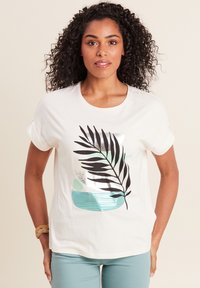 Weißes Baumwoll-T-Shirt mit einem schwarzen Blätterdesign, silbernen Akzenten und abstrakten mintfarbenen Formen. Kurze Ärmel und runder Ausschnitt.