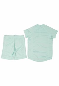 En mintgrön träningsset som inkluderar en kortärmad topp och shorts, tillverkade av ett lätt och andningsbart material med en mjuk textur.