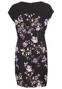 Kwiatowa sukienka z czarnym tłem, z rękawami typu cap i zamkiem błyskawicznym z tyłu. Materiał zawiera kolorowe wzory kwiatowe w odcieniach fioletu i różu.