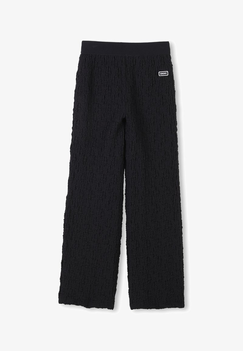 Zwarte wijde broekspijpen van een gestructureerde stof, met een vaste tailleband en een klein logopatchje aan de voorkant.