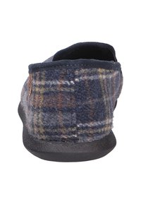 Pantofole a quadri blu navy con tomaia in morbida lana testurizzata, punta arrotondata e suola in gomma nera. Presentano un design a schienale basso per facilitare l'inserimento del piede.