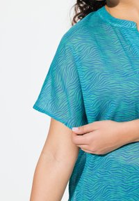 Ulla Popken SUMMERTIME ZEBRA PRINT SHORT SLEEVE - Blůza - deep aqua