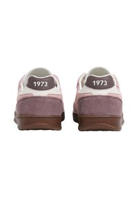 Ružičaste i sive suede tenisice s bijelim detaljima; izvezena "1973" na peti; smeđa gumena podloga; teksturirana površina.