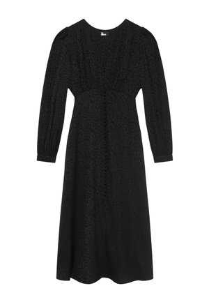 Robe noire à manches longues avec un subtil motif floral texturé, décolleté en V et fermeture à boutons sur le devant, avec des épaules froncées et des poignets fuselés.