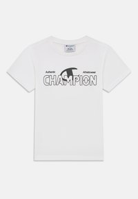 Λευκό βαμβακερό T-shirt με κοντά μανίκια, με μαύρο γράφημα και λογότυπο «CHAMPION» στο μπροστινό μέρος. Κλασικός σχεδιασμός με στρογγυλή λαιμόκοψη.