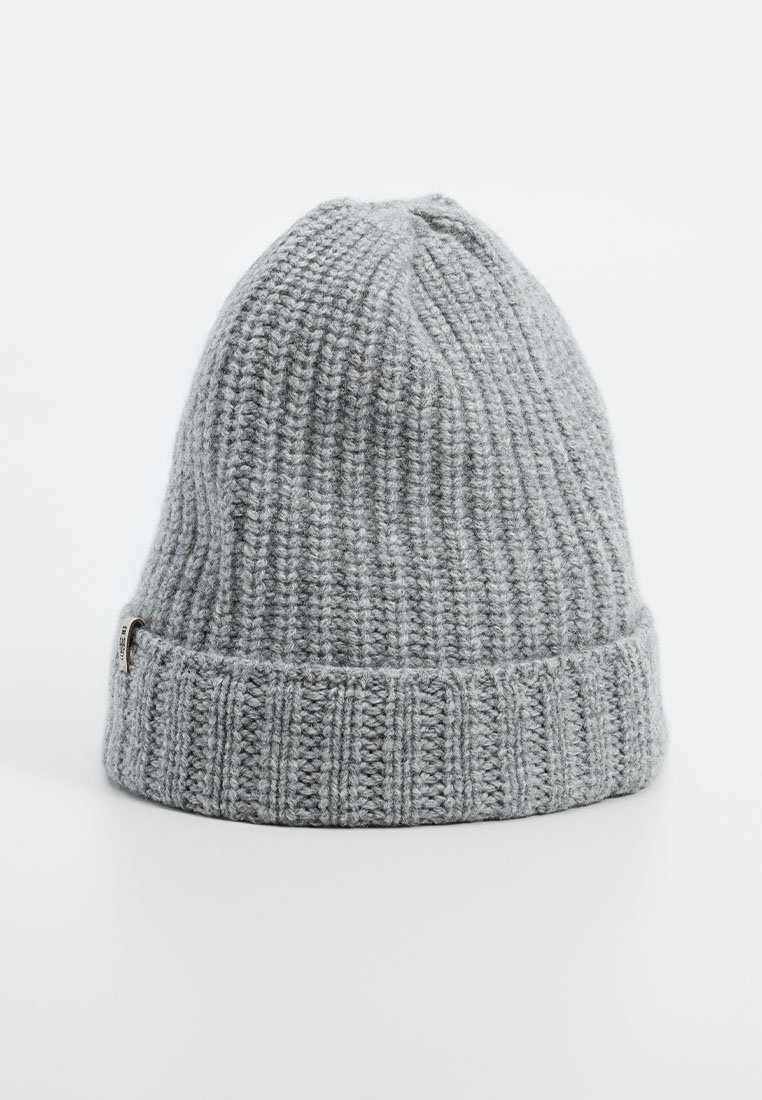 Szary dziany beanie z prążkowaną fakturą, z podwiniętym rantem i małą metką z logo z boku.