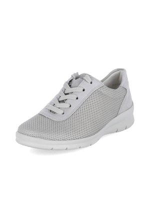 Zapatilla casual gris claro con parte superior de malla, cierre de cordones y suela blanca flexible, mostrada en un ángulo ligero sobre fondo blanco.