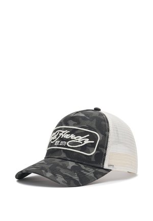 Gorra de béisbol con frente camuflado gris oscuro y parte trasera de malla blanca, con bordado blanco "Ed Hardy Est. 1971" en el panel frontal.