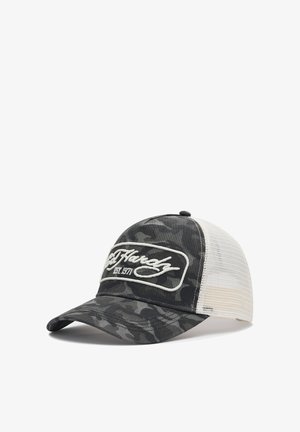 Gorra de béisbol con frente camuflado gris oscuro y parte trasera de malla blanca, con bordado blanco "Ed Hardy Est. 1971" en el panel frontal.