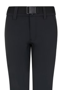 Pantalon noir ajusté avec passants de ceinture et ceinture en tissu noir avec boucle en plastique, présenté de la taille jusqu'à mi-cuisse.