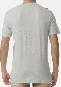 Grå kortärmad t-shirt gjord av mjukt tyg, med rund halsringning och avslappnad passform, med sömlösa axlar och en enkel baksida.