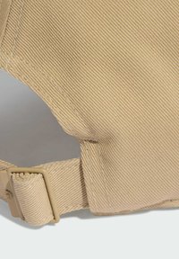 Beżowy płócienny pasek o teksturowanej powierzchni i wzmocnionych szwach. Regulowane zapięcie na klamrę. Kompaktowy kształt o prostych liniach.