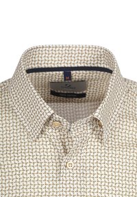 Kraagshirt in crème katoen met een geometrisch patroon van bruin en zwarte diamanten. Heeft een enkele knop en een label aan de binnenkant van de kraag.