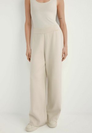 - Spodnie materiałowe