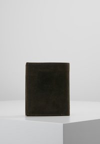 Portafoglio in pelle marrone scuro con una superficie liscia, design bi-fold, cuciture visibili e stile minimalista. Adatto per contenere carte e denaro.