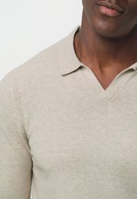 PROFUOMO Stickad tröja - light sand