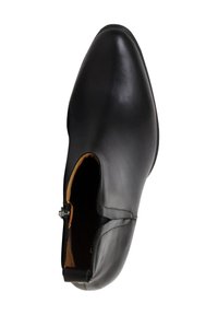 Stivale ankle nero in pelle con una finitura liscia, punta affusolata, taglio laterale e un dettaglio metallico vicino alla caviglia. Fodera interna beige visibile.