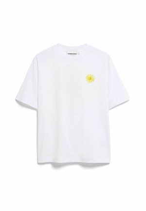 Weißes kurzärmeliges T-Shirt mit einem kleinen gelben Sonnen- und Smiley-Gesicht-Grafik auf der linken Brust und einem Rundhalsausschnitt.