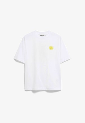 Weißes kurzärmeliges T-Shirt mit einem kleinen gelben Sonnen- und Smiley-Gesicht-Grafik auf der linken Brust und einem Rundhalsausschnitt.