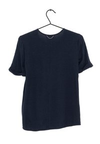 Marinblå kortärmad T-shirt i mjukt material, med uppvikta ärmar och rund halsringning samt en diskret kedjedetalj på baksidan.