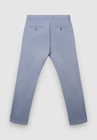 Pantaloni azzurri con una texture liscia, taglio dritto e due tasche posteriori con bottoni neri. Design minimalista, adatto a vari stili.