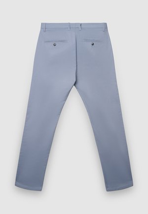 Pantalon bleu clair à texture lisse, coupe droite, avec deux poches arrière ornées de boutons noirs. Design minimaliste, adapté à divers styles.