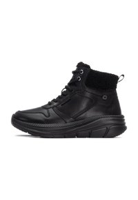 Botas de cuero negras hasta el tobillo con un cuello de piel negra texturizada, suela de goma, diseño con cordones y acentos de metal.