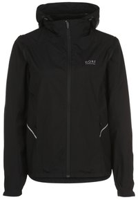 Giacca leggera nera con cappuccio e zip frontale, logo Gore Running Wear sul petto e dettagli riflettenti vicino alle tasche.