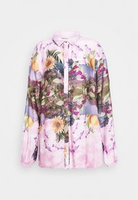 Kurzärmeliges, knöpfbares Hemd aus leichtem Stoff mit einem pinken Hintergrund und bunten Obst- und Blumenmustern. Bemerkenswerte Details sind der Kragen.