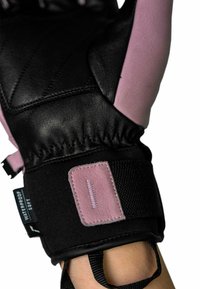 Schwarze und rosa wasserdichte Handschuhe mit einer strukturierten Lederhandfläche, gestepptem Design, elastischem Bündchen und einem rosa Stoffakzent am Handgelenk.