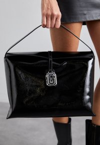 Valittu, black