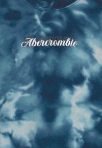 T-shirt blu tie-dye con collo rotondo, maniche corte e logo "Abercrombie" stampato in bianco sul petto.