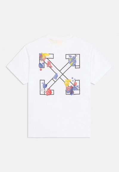 Άσπρο κοντομάνικο μπλουζάκι με μαύρο περίγραμμα διασταυρούμενων βελών στην πλάτη, πασπαλισμένο με κόκκινο, μπλε, κίτρινο και άσπρο χρώμα.