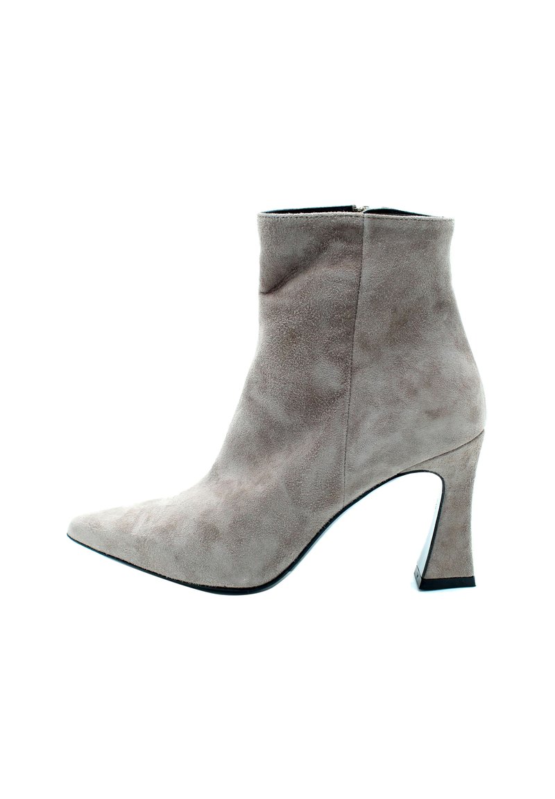 Szare zamszowe botki za kostkę z szpiczastym noskiem i wysokim, blokowym obcasem. Posiadają zamek błyskawiczny z tyłu oraz gładkie, teksturowane wykończenie.
