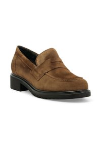 Mocassino in suede marrone con punta arrotondata, dettaglio decorativo a cintura e tacco in gomma nera bassa con suola testurizzata.